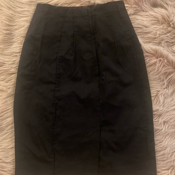 Like new perfect black pencil skirt from H&M - Picture 2 of 3